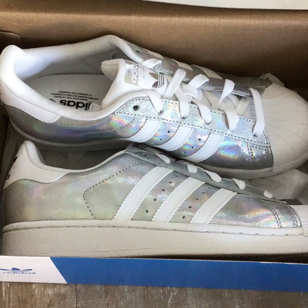 Adidas superstar women’s size 7, new with box.